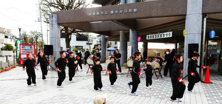 小学生による太鼓の演奏とダンスパフォーマンス 小学生による太鼓の演奏とダンスパフォーマンス