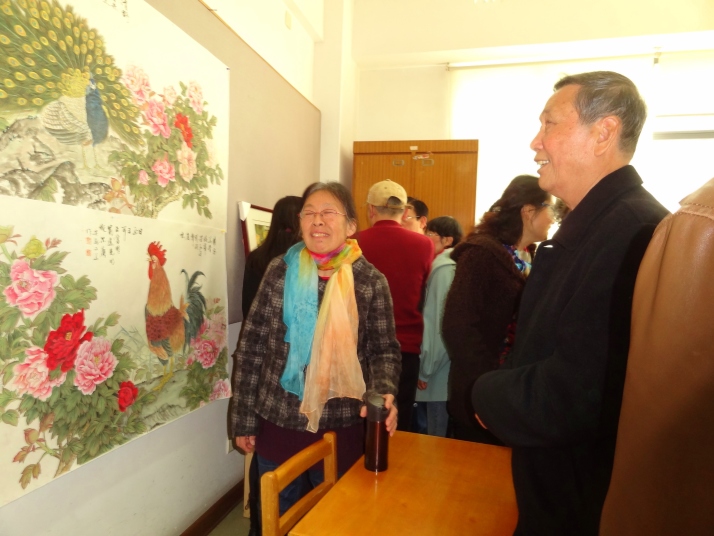 老年大学学生の作品を観る