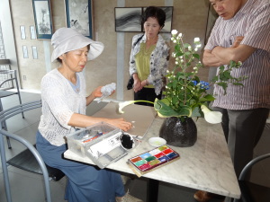 雨模様のスケッチ会・先生はギャラリーで、生け花のスケッチ